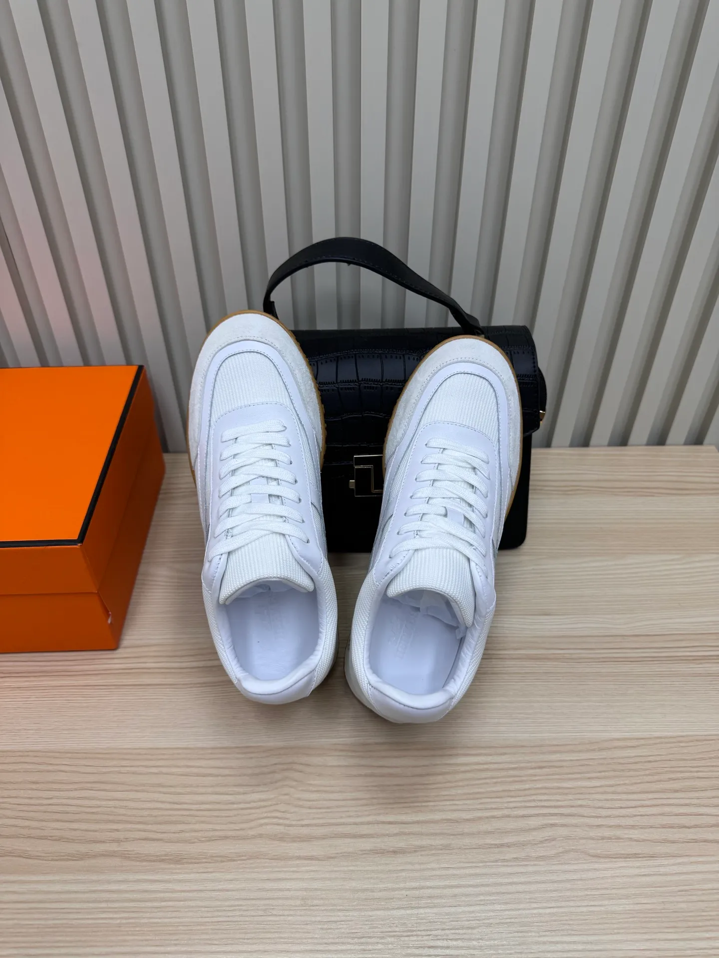 👟👟Ex-factory price 600👟👟 Hermes / Top version #couple style 24ss casual sneakers Suede goatskin sneakers decorated with contrasting patterns and iconic "H" details, beautifully packaged at the delivery counter🛍📦 Fabric: suede + down cloth Lining: mixed sheep lining Outsole: original TPU Bottom thickness: 2CM Size: 35-45